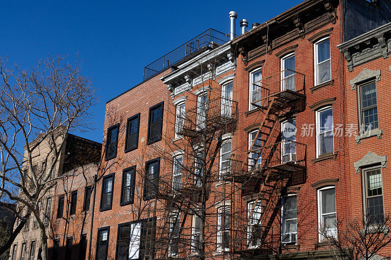位于纽约布鲁克林威廉斯堡的一排带消防通道的彩色老砖住宅