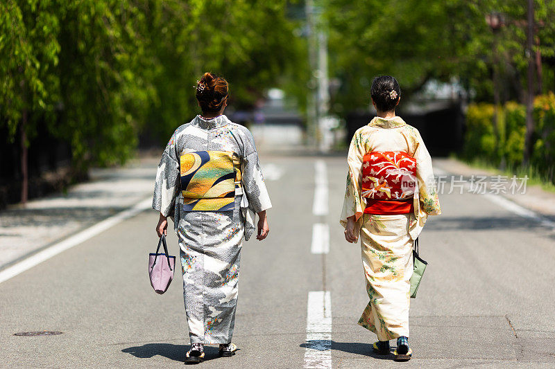 两个穿着日本和服的女人走在街上