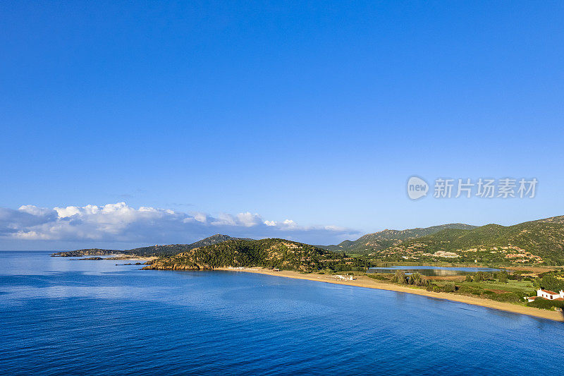 意大利撒丁岛西南部的中国海岸