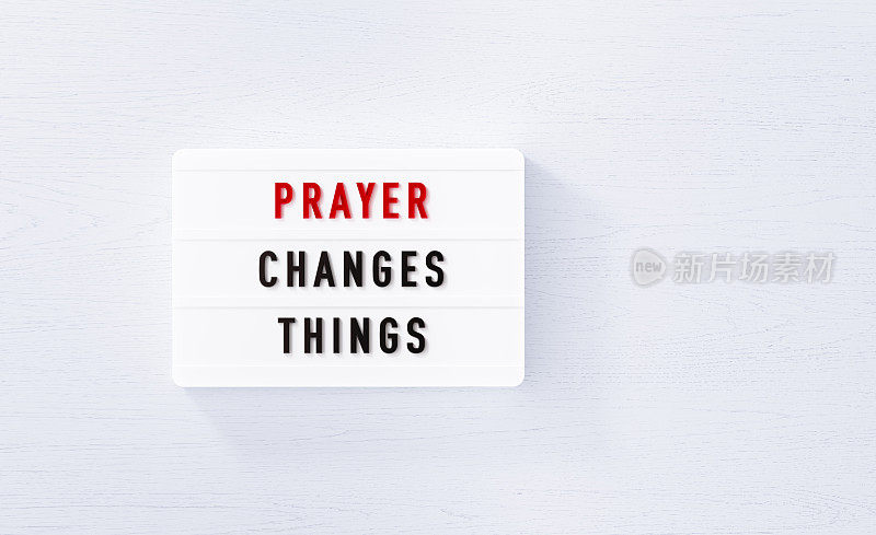 祈祷能改变一切，白木背景上的白色灯箱
