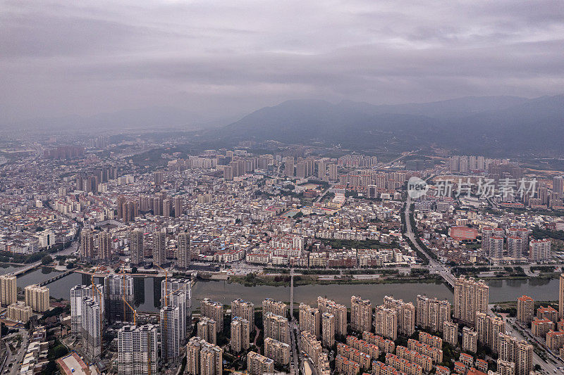 沿河人口密集的城市居民楼垂直鸟瞰图