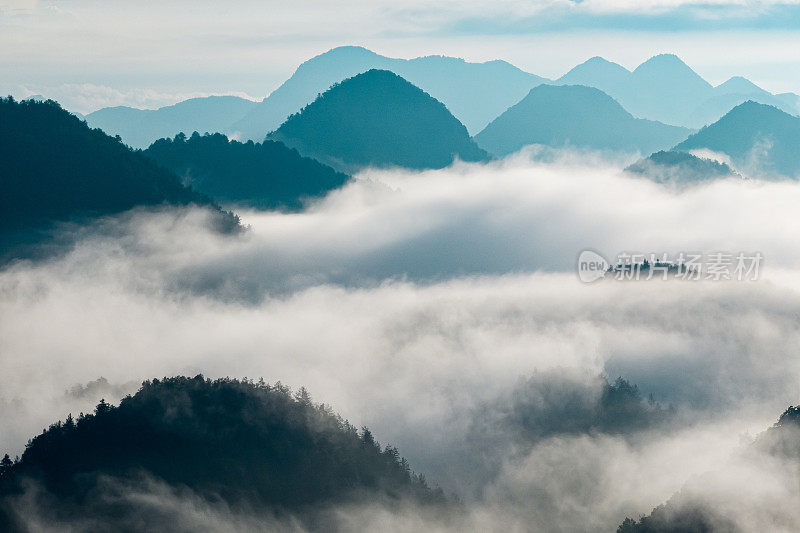 山与雾和雾在早晨