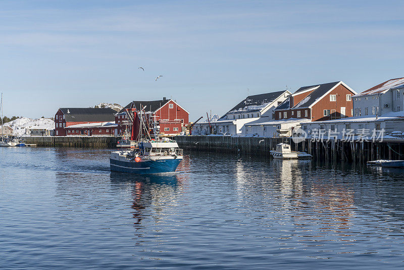 罗浮敦岛渔村Henningsvær的港口。