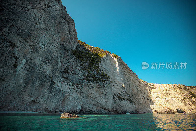 美丽的大海被惊人的高石崖包围在一个美丽的夏日