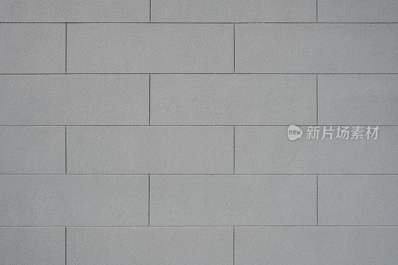 部分粉刷干净的灰色混凝土砌块墙