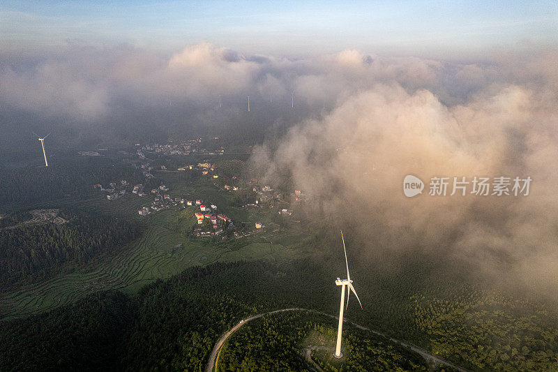 日落时分，森林山顶上的风力涡轮机