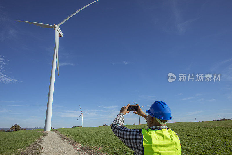 在风电场工作的工程师