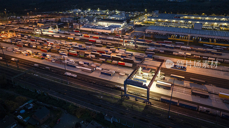 铁路场、货场和货运列车。鸟瞰图