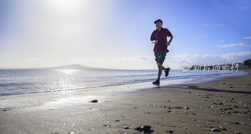 早上在沙滩上跑步的人。前视图。米尔福德港海滩。奥克兰。