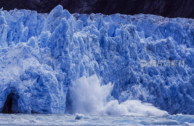 冰川崩解进入阿拉斯加湾