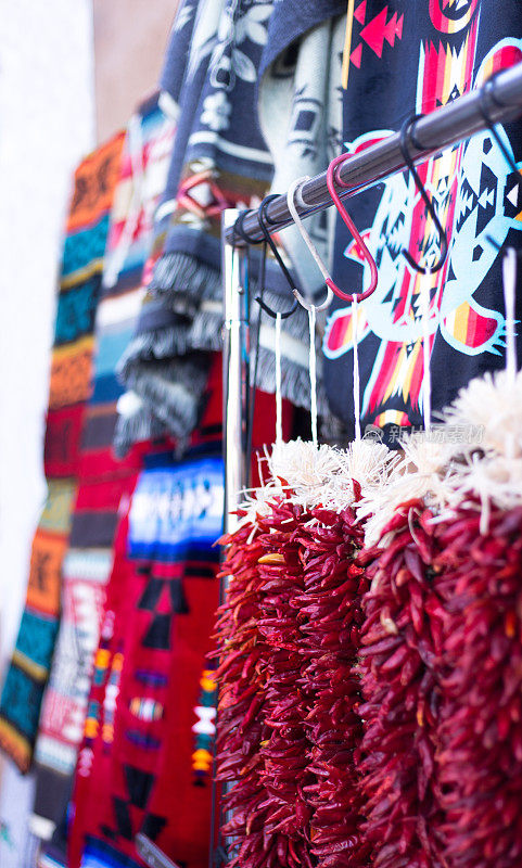 圣达菲，新墨西哥州:辣椒Ristras和长毛绒毯