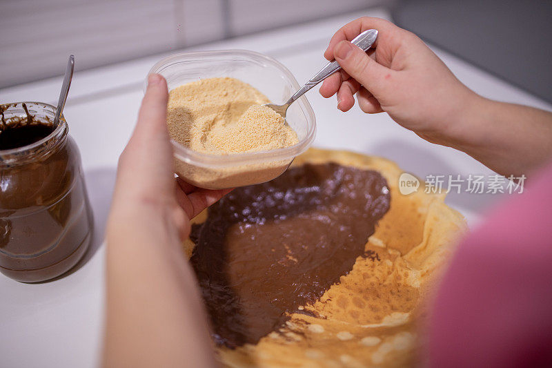 自制煎饼配巧克力奶油和饼干屑