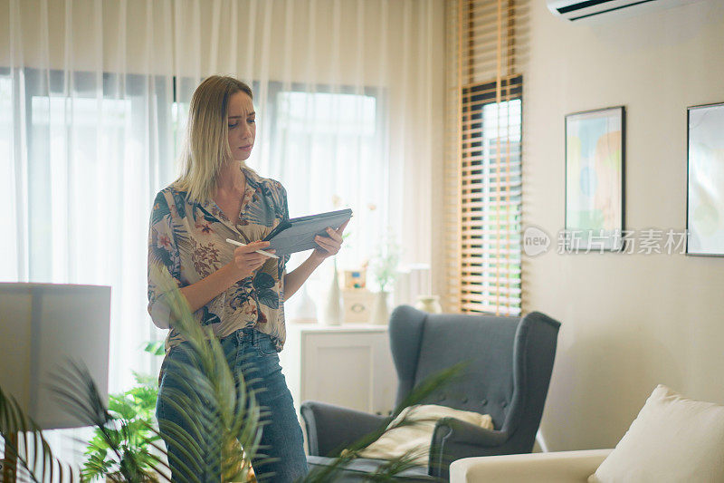 一位女士正在家中通过平板电脑进行视频会议