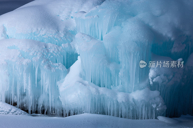 冻山瀑布，冰钟乳石瑰丽