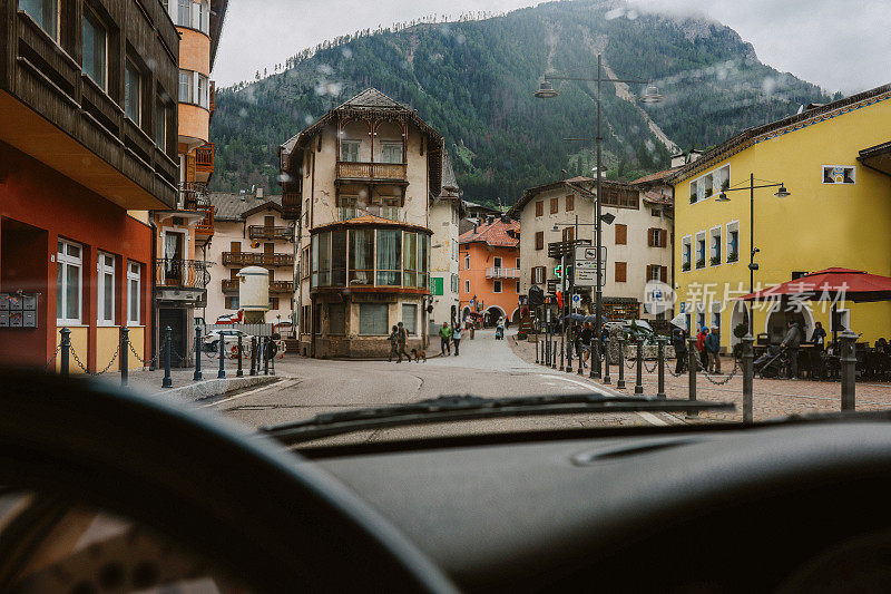 开车穿过阿尔卑斯山的小村庄