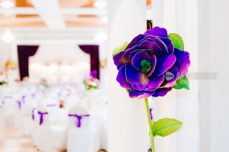 大紫色人造花。餐厅里的婚宴