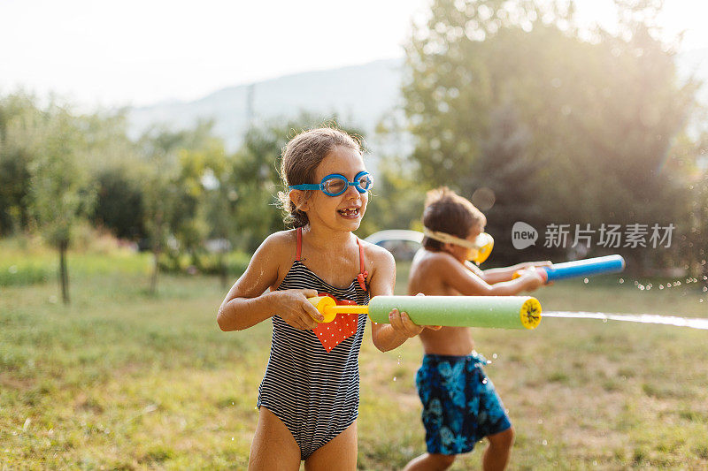 炎热的夏日，孩子们在院子里打水仗