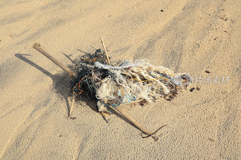 塑料垃圾粘在海滩上