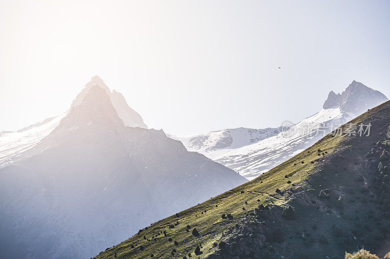 和平之峰战士与阿劳丁在雪山中穿行于清晨的塔吉克斯坦，气氛在天山高原