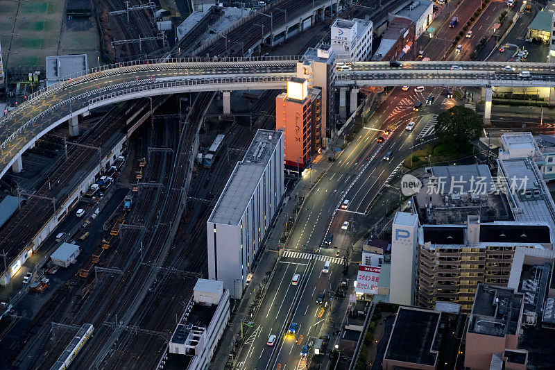 日本大阪的高架公路和地铁