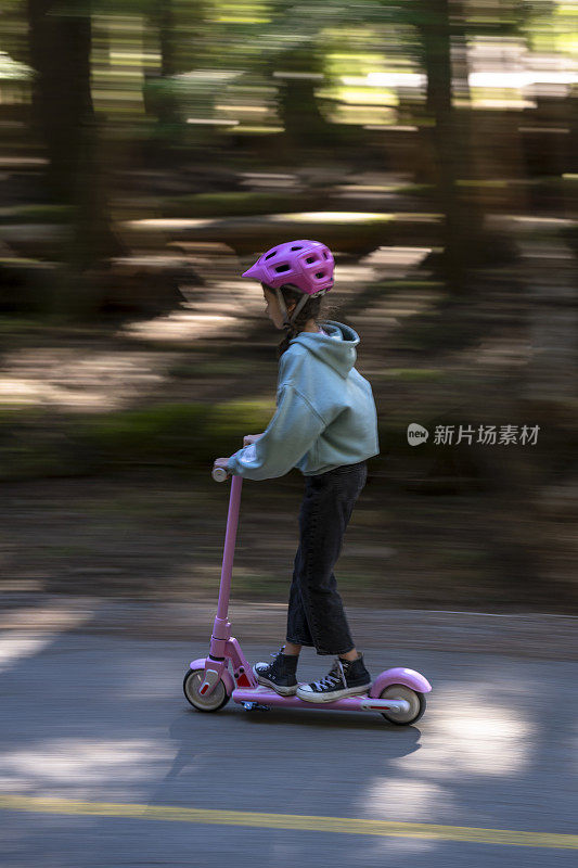 小女孩在小路上骑摩托车