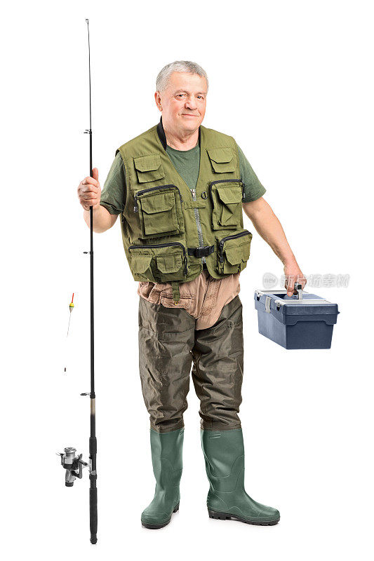 成熟的渔夫拿着捕鱼设备