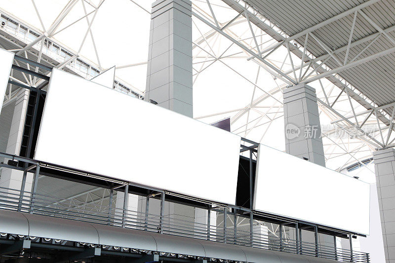机场两个巨大的空白广告牌