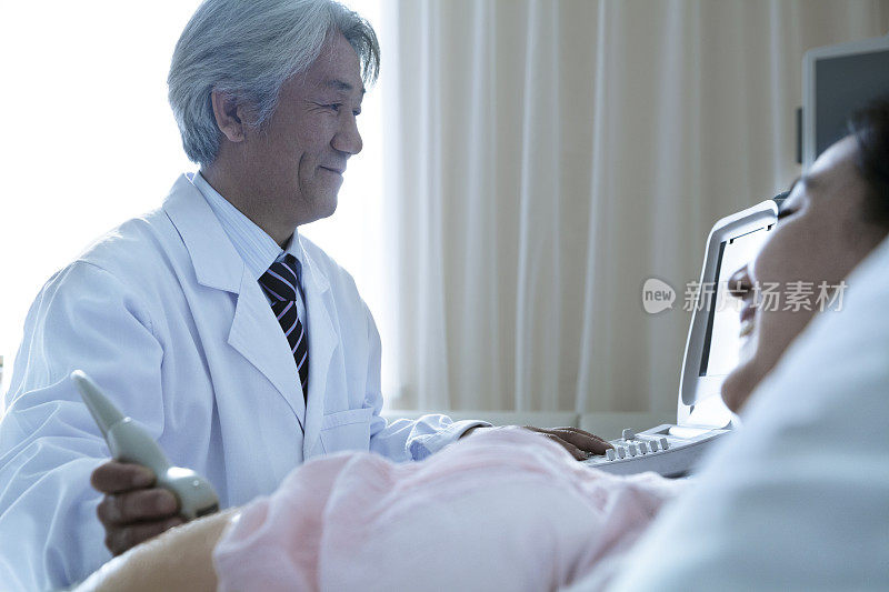 医生在给一个孕妇做超声波检查