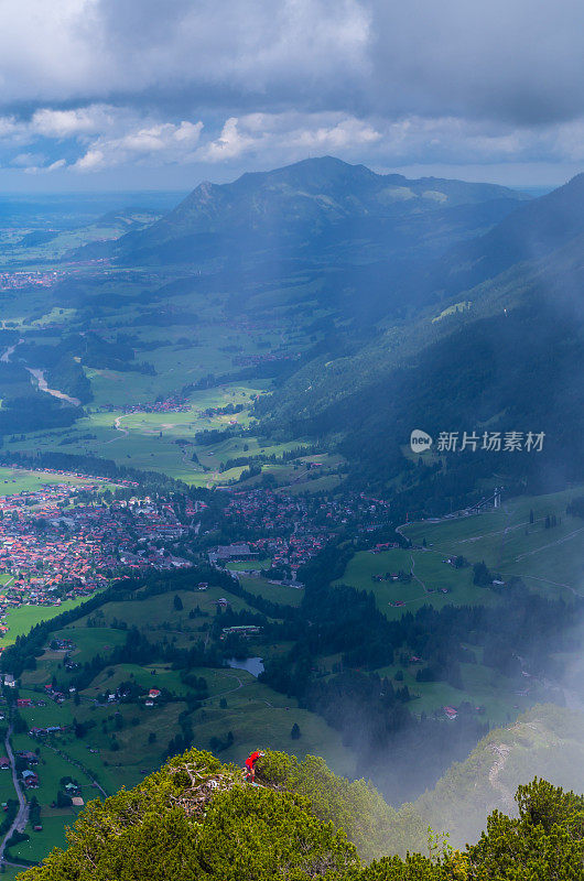 女性登山在奥尔高山脉与Oberstdorf的背景，德国
