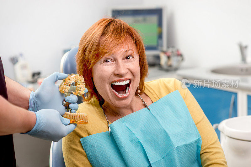 牙科诊所的资深女士。