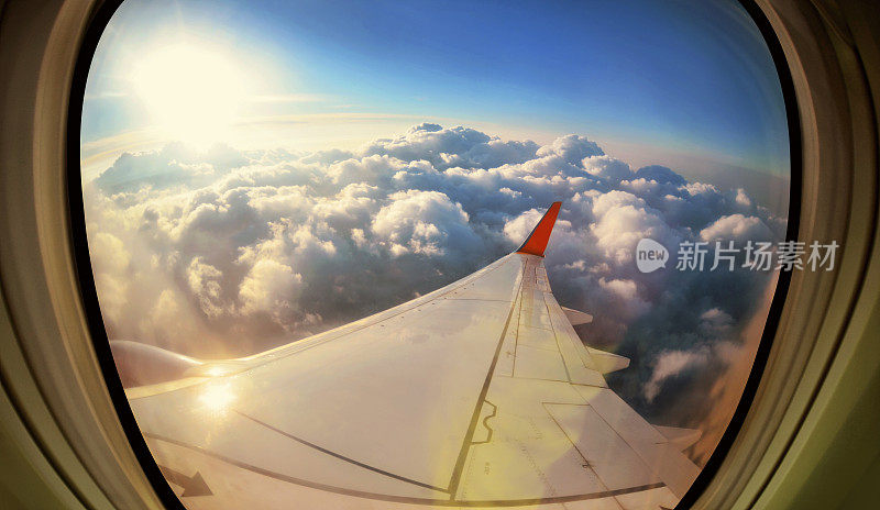 透过飞机窗口看到的云和天空