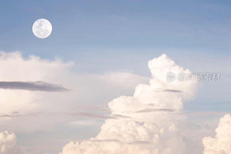 蓝天上有白云和月亮的图案