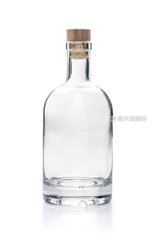 白色背景上的空酒瓶