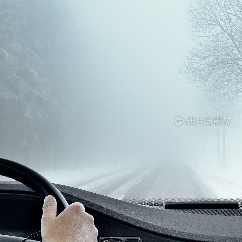 冬天开车-雾蒙蒙的路