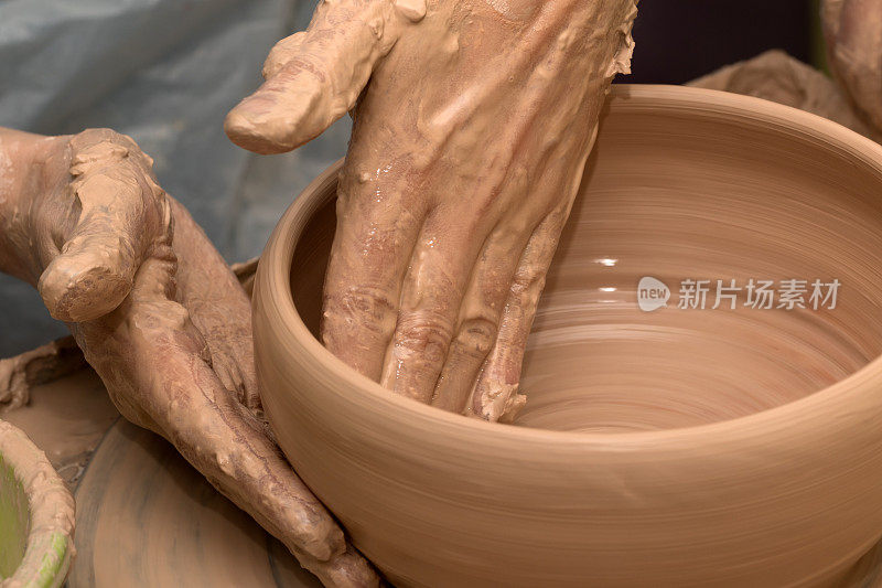 在陶轮上制作陶碗的工艺