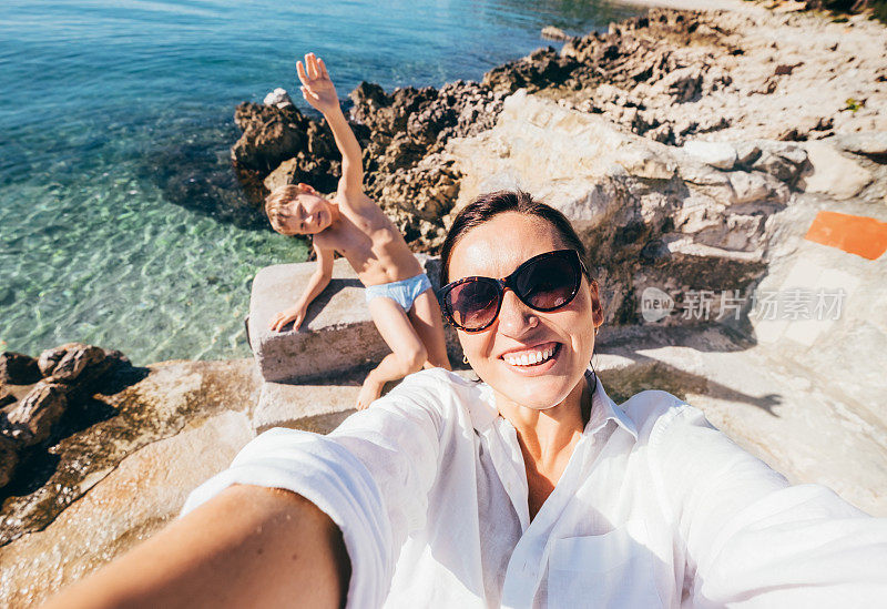母亲与儿子在亚得里亚海湾度假自拍