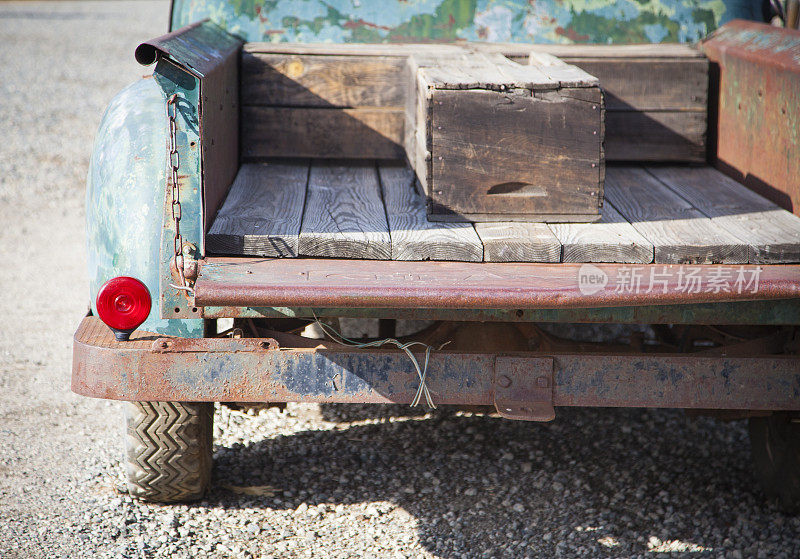 旧生锈的古董卡车抽象在一个乡村户外设置