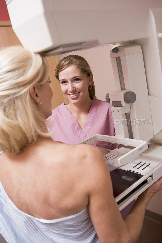 护士协助病人进行乳房x光检查