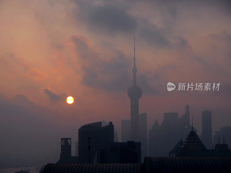 上海日出透过雾