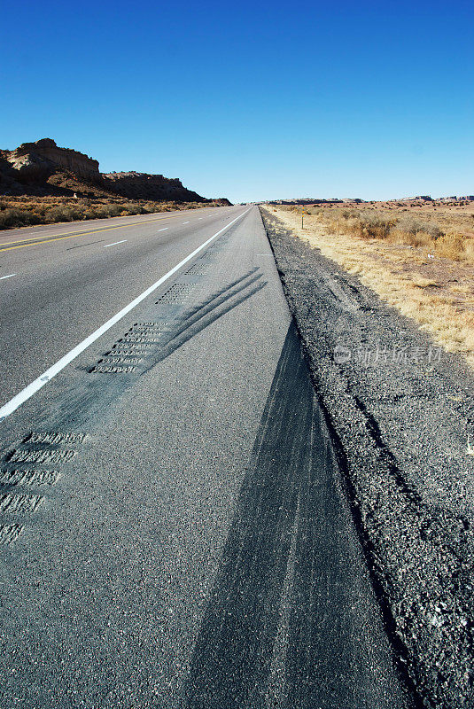 沙漠高速公路的滑痕肩部