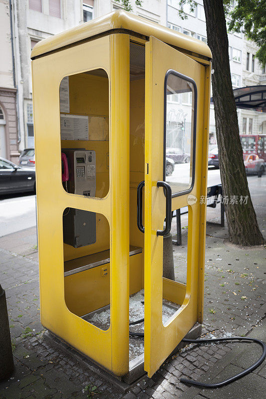 对城市里的公用电话亭的破坏行为