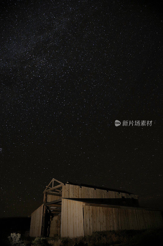 星夜和废弃的谷仓