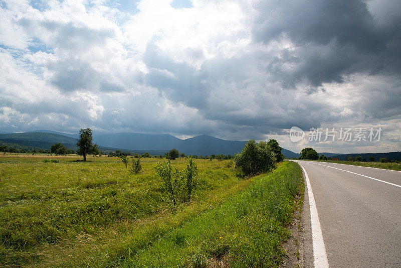 春草高速公路和高山