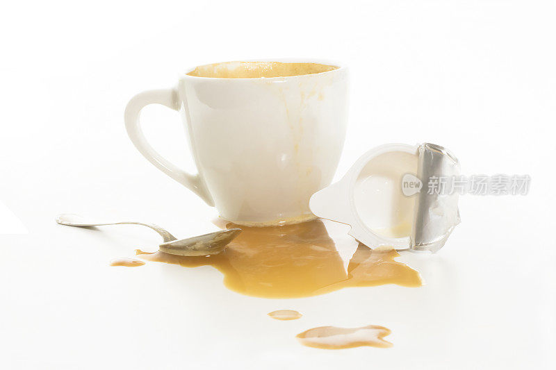 咖啡污渍和奶晶杯
