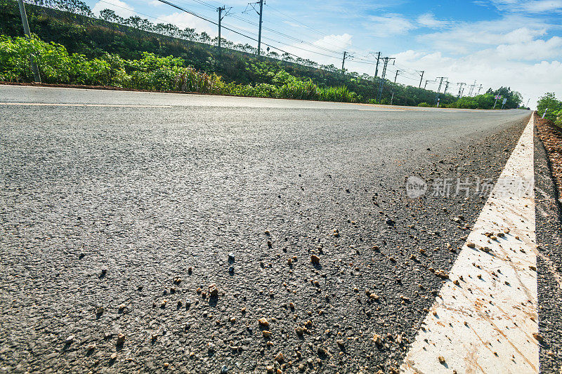 沥青公路旁依次有电塔