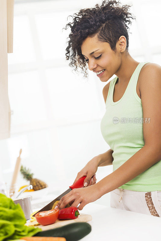 女人准备食物。