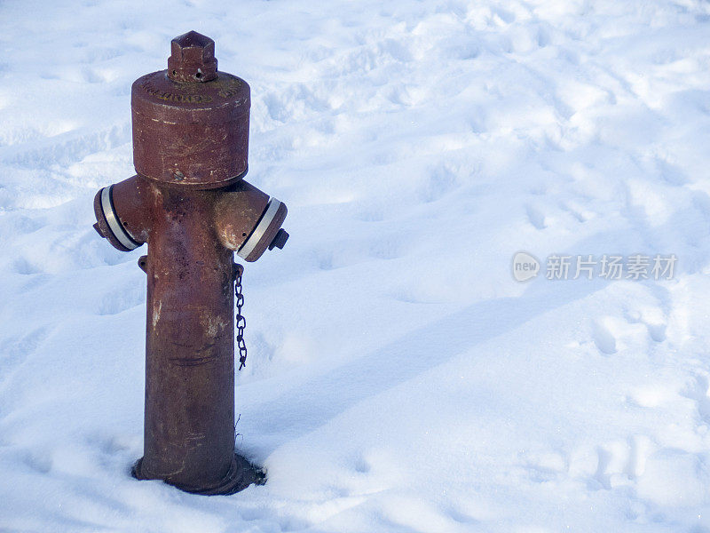 旧的红色消防栓被雪包围