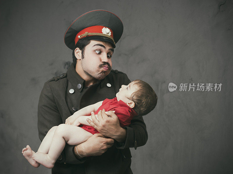 军官抱着无辜的婴儿