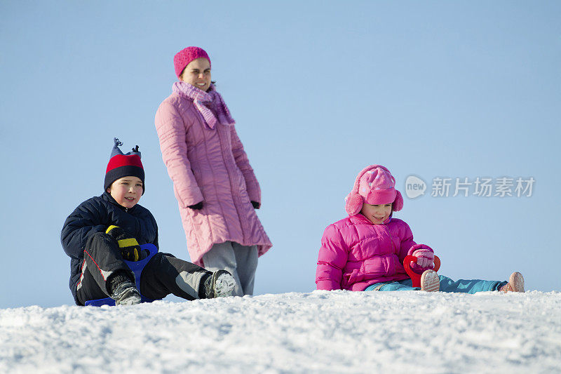 小孩子在雪里玩