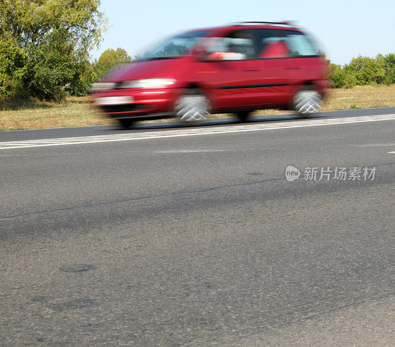 高速公路上的红色快车